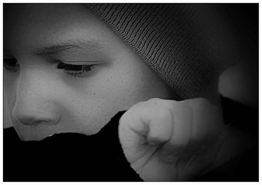 grayscale photography of person face, boy, portrait, hat, eyes HD wallpaper