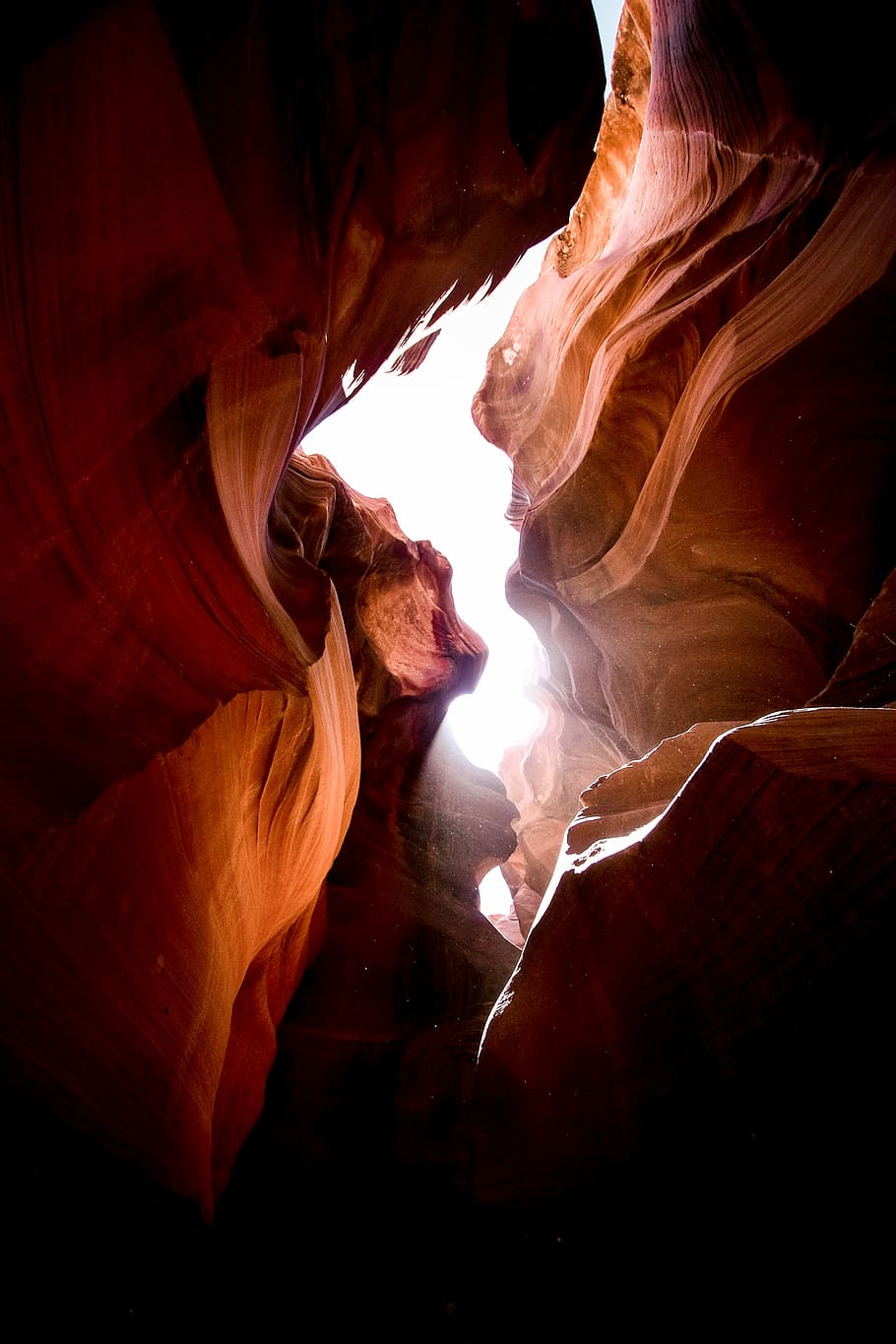 brown rocky mountain worm's eye view photography, sunlight in between rock formations HD wallpaper