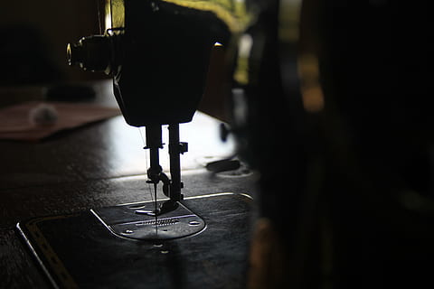 backlit, blur, dark, indoors, light, old, sewing machine, vintage HD wallpaper