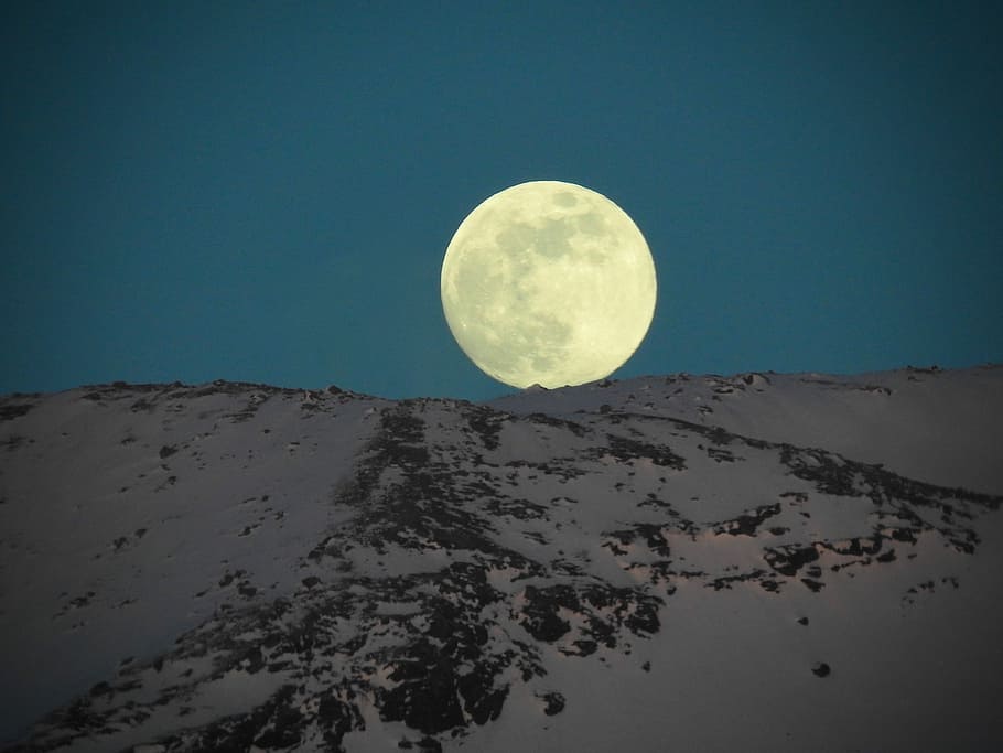 Moonrise over Middagsfjellet, Norway, full moon over snow covered mountain HD wallpaper