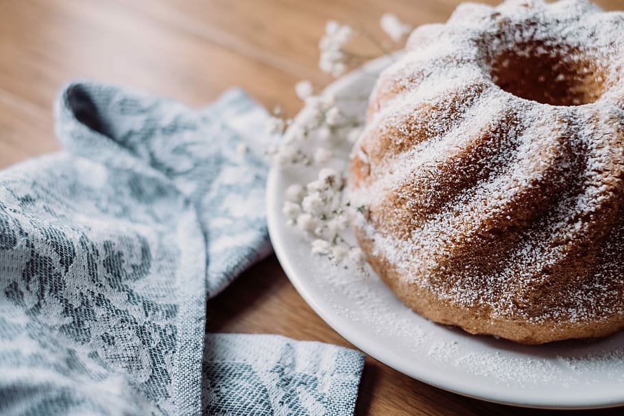 donuts on white saucer, closeup photo of baked bread with white sugar on white saucer HD wallpaper