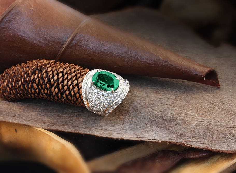 ring, emerald, gold, white, nature, diamond, brilliant, close-up HD wallpaper