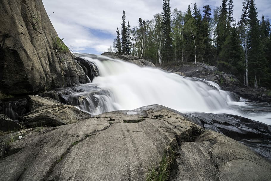Water Falling from the top of Cameron Falls on the Ingraham Trail HD wallpaper
