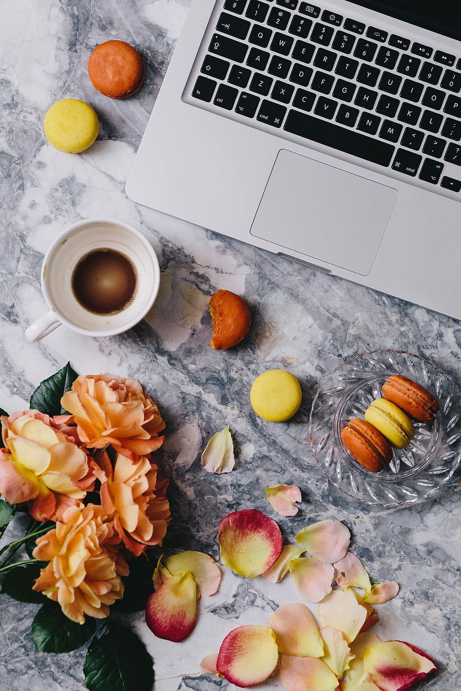 Overhead view of macarons on a marble slab, roses, workspace, HD wallpaper