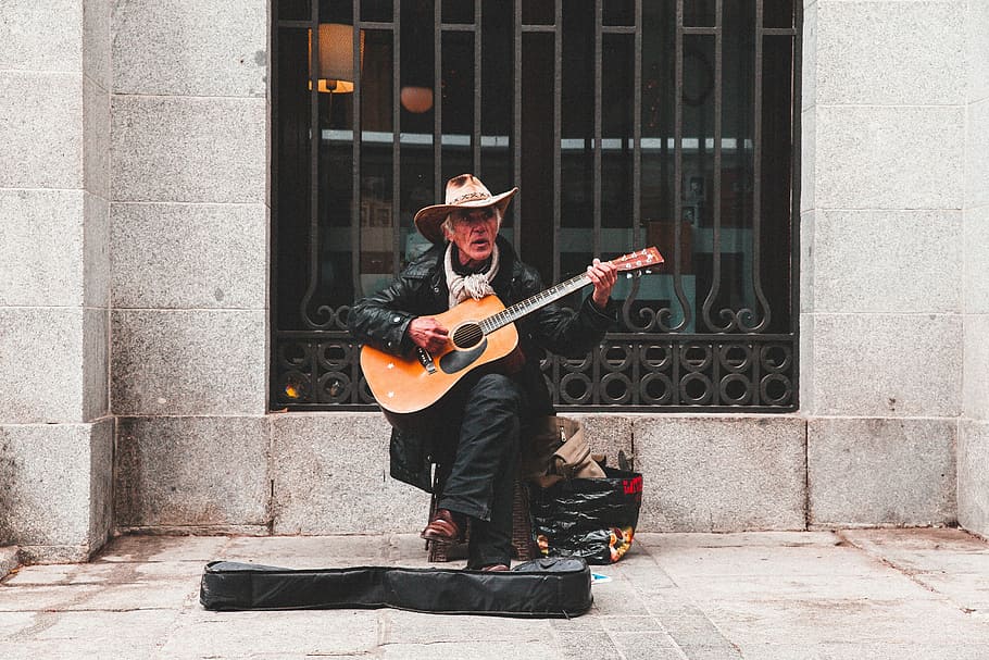 Lost in Madrid, man playing guitar in street, male, wall, concrete, HD wallpaper