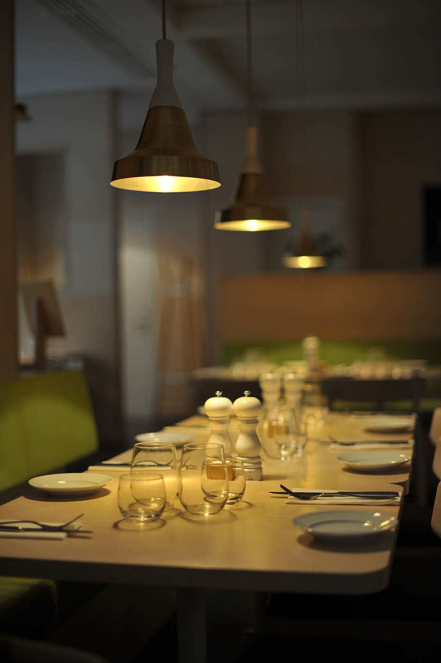 two white pepper mills, table, glasses, cloth, cutlery, apparecchiata HD wallpaper