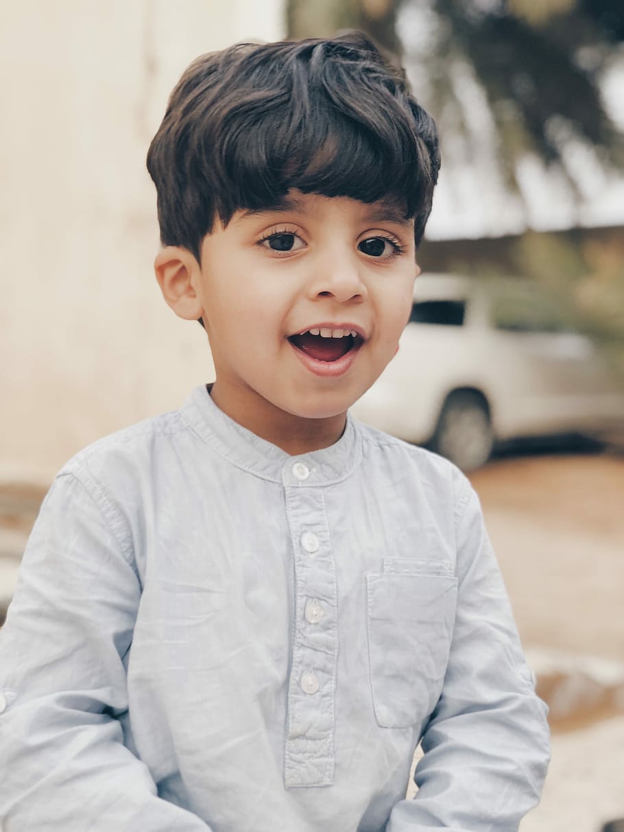 boy wearing white 4-button long-sleeved shirt selective focus photography
