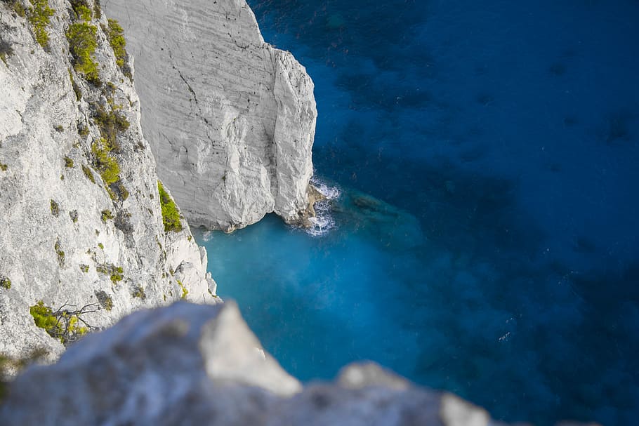 white and green cliff beside ocean, white rock cliff near ocean HD wallpaper