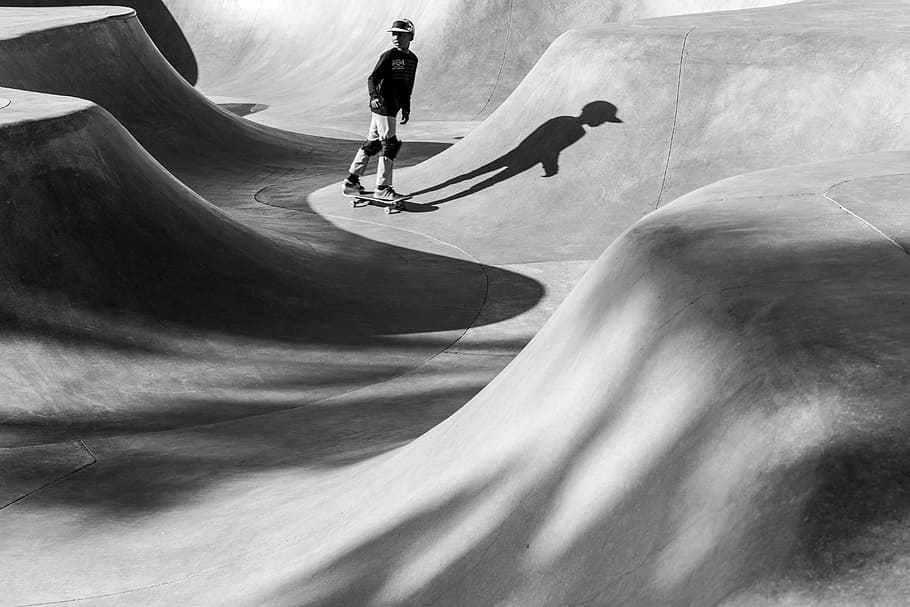 greyscale photo of boy in the skateboard ring, boy riding skateboard HD wallpaper