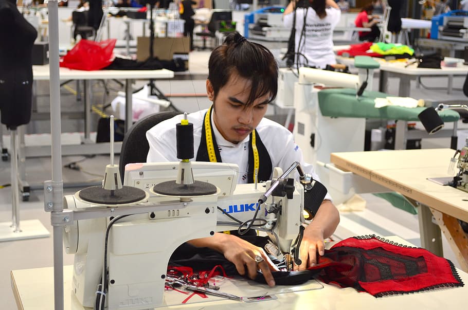 man sewing using Juki electronic sewing machine, schneider HD wallpaper