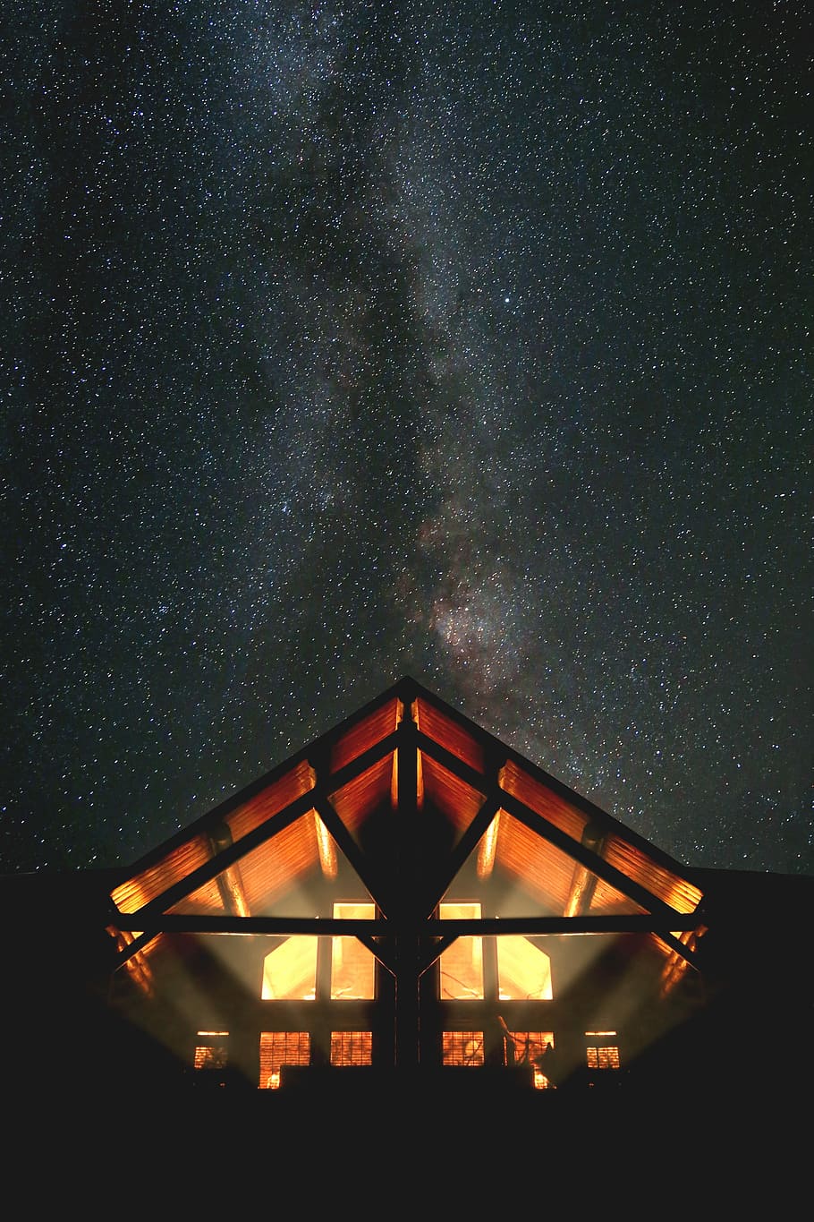 black and white building under sky, brown and black window, light HD wallpaper