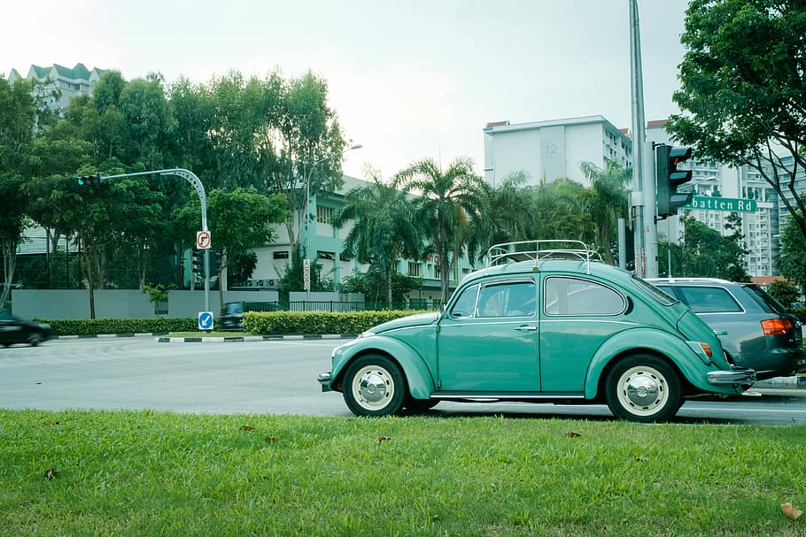 teal Volkswagen beetle parked on gray concrete road during daytime, teal Volkswagen Beetle on road, HD wallpaper