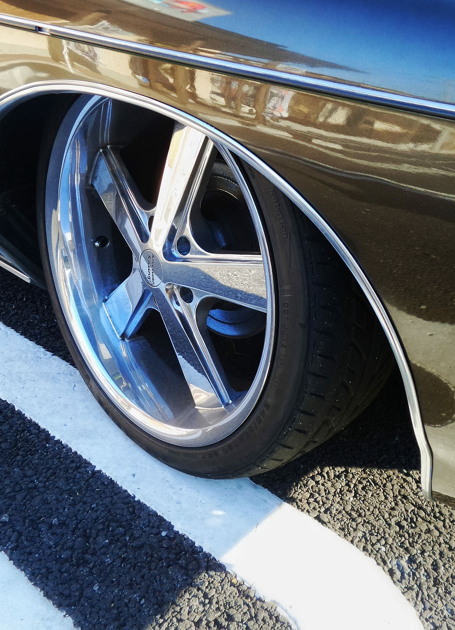 chrome vehicle wheel with black tire, closeup photo of chrome 5-spoke vehicle wheel and tire HD wallpaper