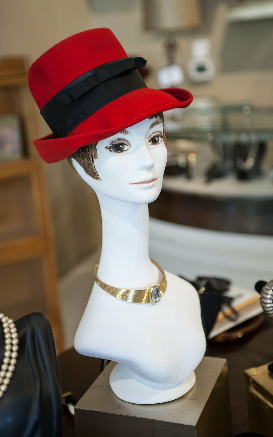 mannequin, hat, bust, necklace, gold, red, felt, style, female HD wallpaper