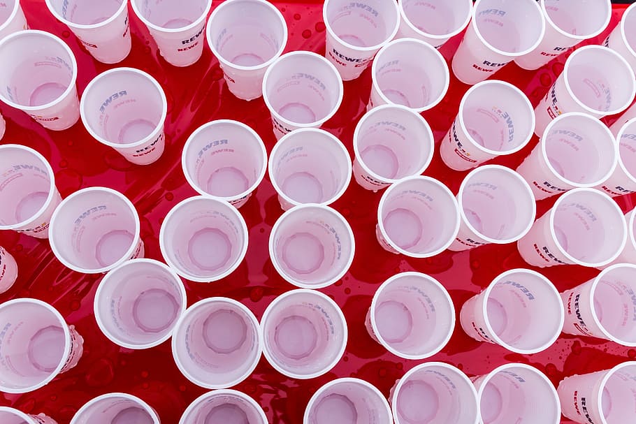 closeup photo of white disposable cup lot, plastic cups, water, HD wallpaper