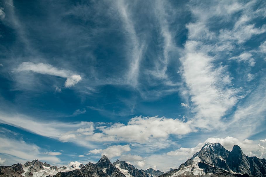 mountain under cirrus clouds during daytime, mountain under white cloud during daytime HD wallpaper