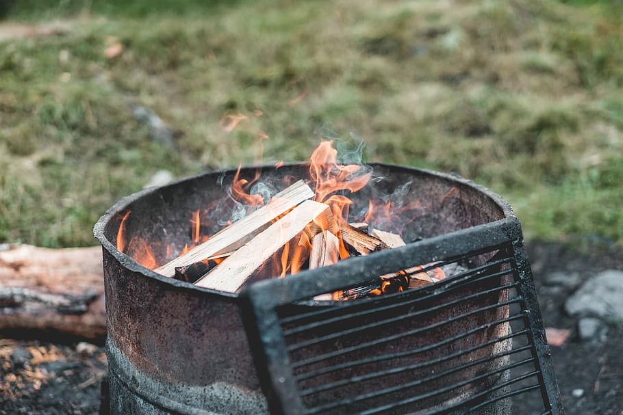 Camp Fire in Mountain Camp, campfire, camping, grill, heat, old HD wallpaper