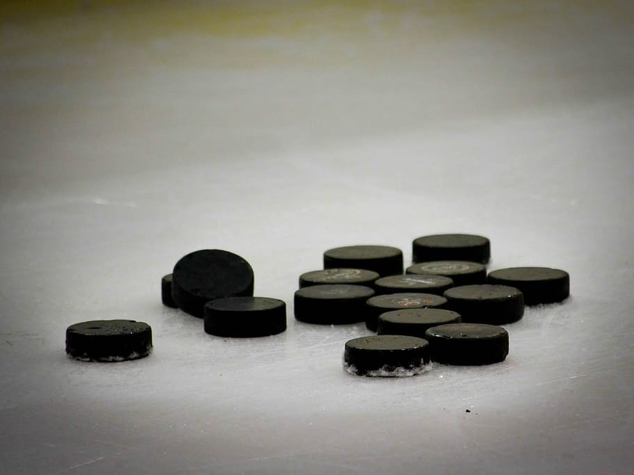 black cap lot, hockey puck, pucks, ice, sport, ice-hockey, skate, HD wallpaper