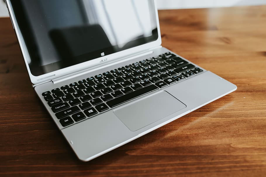 Silver laptop with various items on a table, magazines, computer HD wallpaper