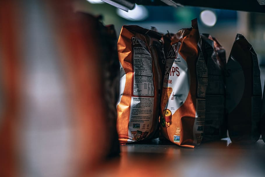 Organic Chips, snack bags on display rack, crisps, snakcs, packet HD wallpaper