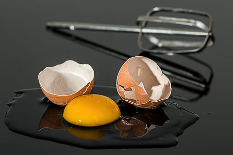 broken egg, eggshell, yolk, yellow, egg beater, healthy, cracked HD wallpaper