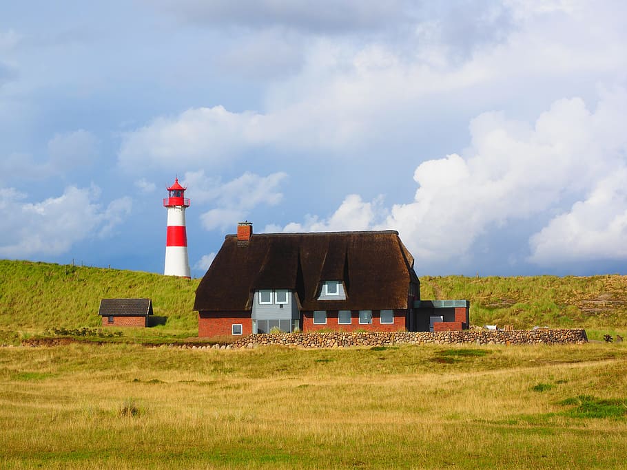 brown house near lighthouse, sylt, elbow, red-and-white striped, HD wallpaper