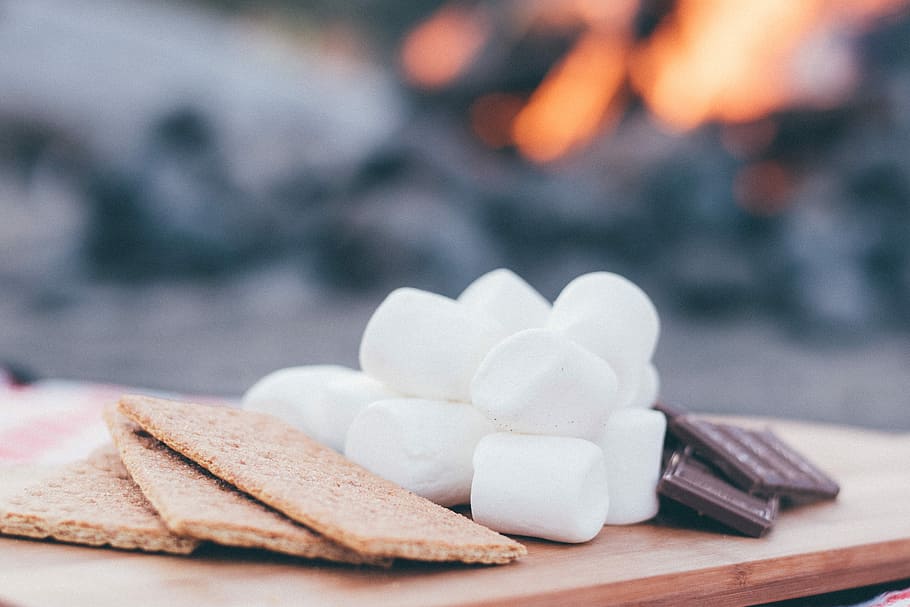 biscuits, marshamallows and chocolate bars on wooden tray, shallow focus photography of marshmallows and biscuits HD wallpaper