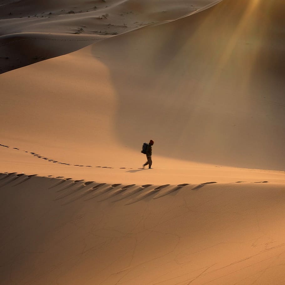 person walking in the desert, person walking on desert mountain ay daytime, HD wallpaper