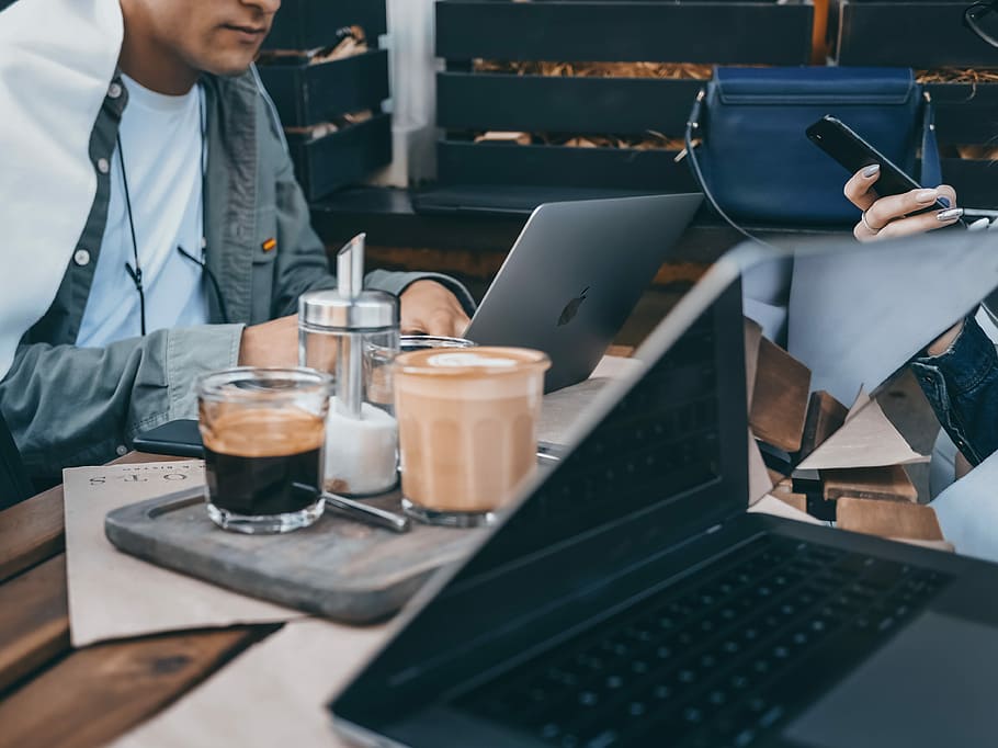 man using MacBook, person using macbook, coffee, shop, cafe, people, HD wallpaper