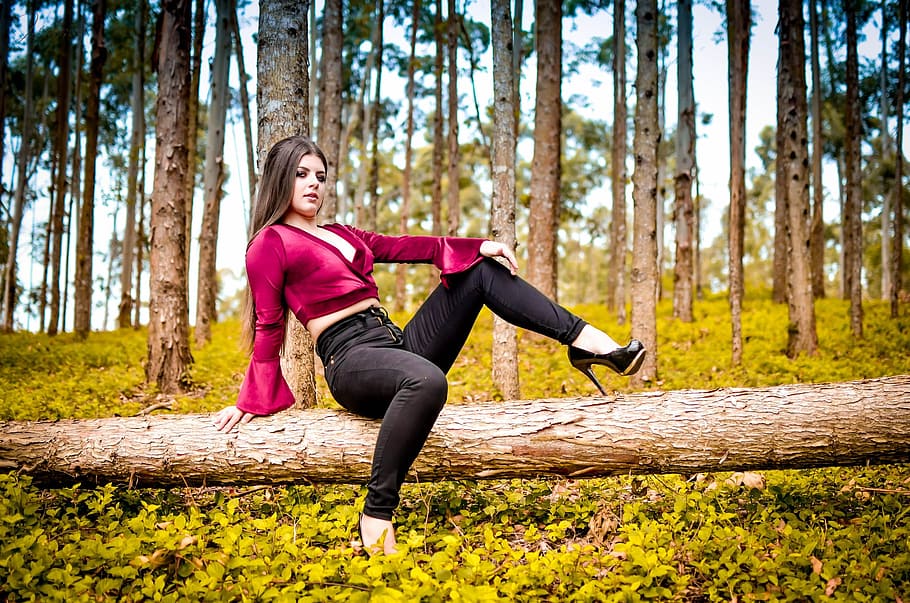 woman sitting on brown branch of tree, Fashion, Beautiful, Casal