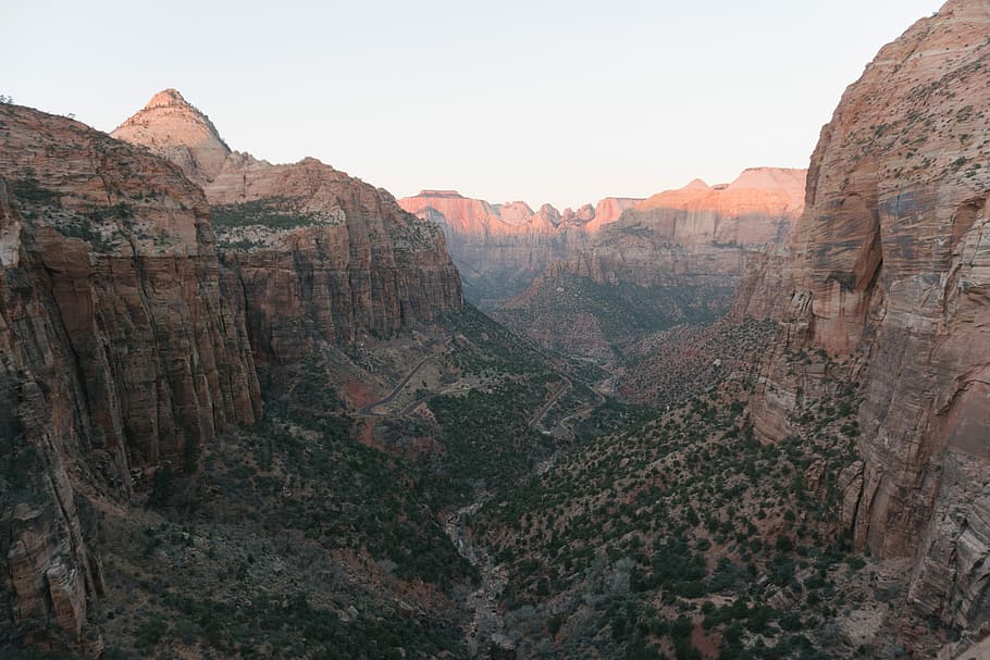 Grand Canyon, Arizona, pathway in the middle of rock mountain HD wallpaper