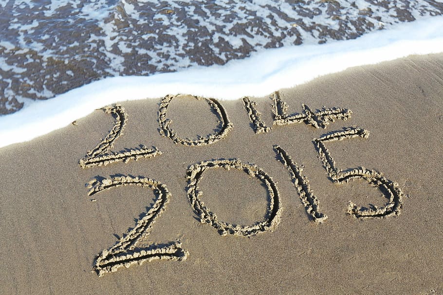 beach shore etch with 2014 and 2015 texts during daytime, 2014 and 2015 sand writing, HD wallpaper