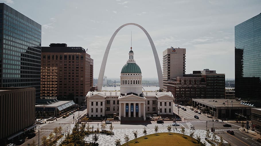 white and green dome cathedral in between high-rise buildings during daytime, photo of Gateway Arch HD wallpaper