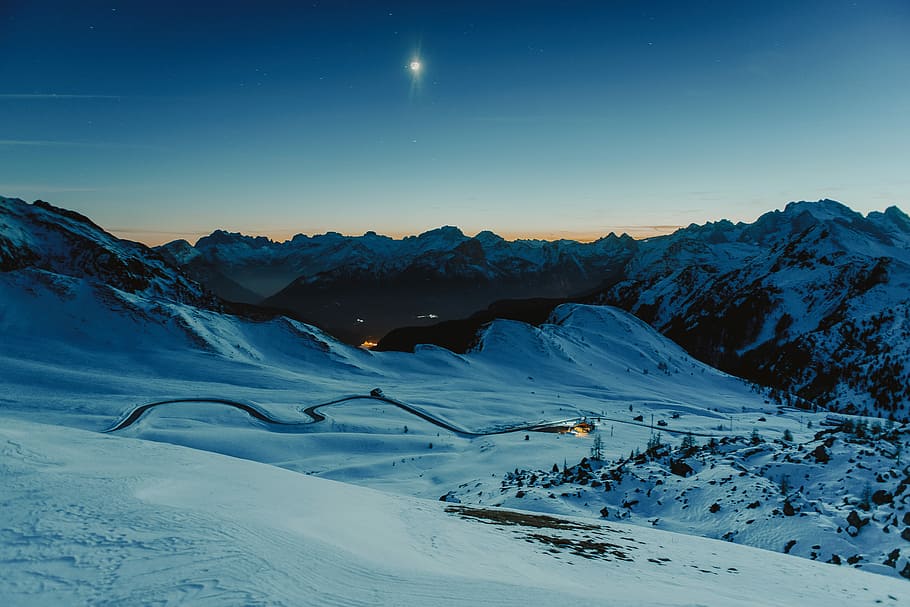 snow-capped mountain during blue hour, snowy mountain under blue sky HD wallpaper
