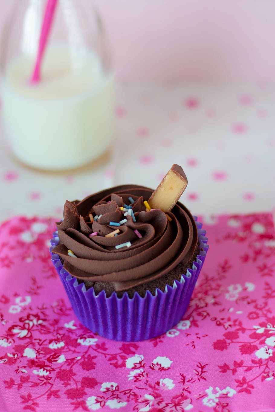 depth of field photography of cupcake, chocolate, icing, dessert HD wallpaper