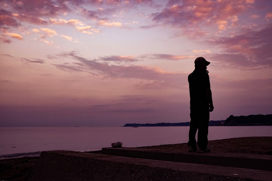silhouette of man standing on seashore, silhouette of man standing near body of water HD wallpaper