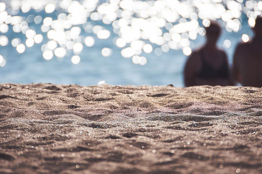 person walking on the sands during daytime, depth of field of sand HD wallpaper