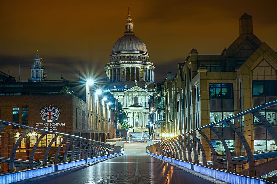 City of London School bridge, brown and white concrete buildings during nighttime HD wallpaper