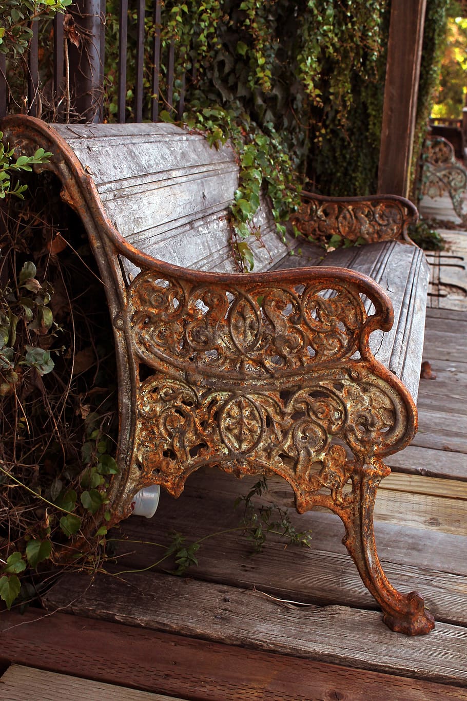 bench, rustic, antique, boardwalk, storefront, ivy, fence, day HD wallpaper
