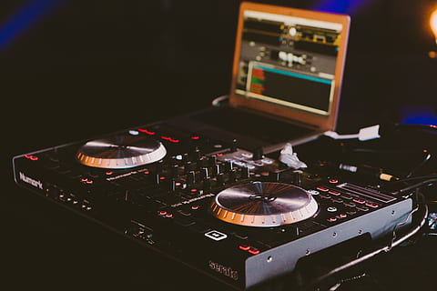black DJ turn table next to laptop computer, turn table on dark room HD wallpaper