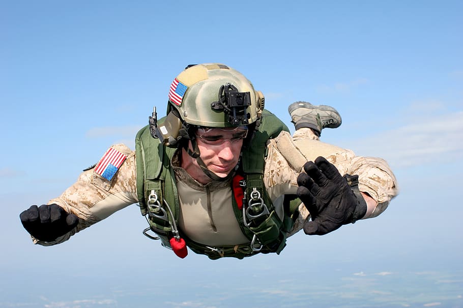 man wearing green helmet, parachute, skydiving, parachuting HD wallpaper