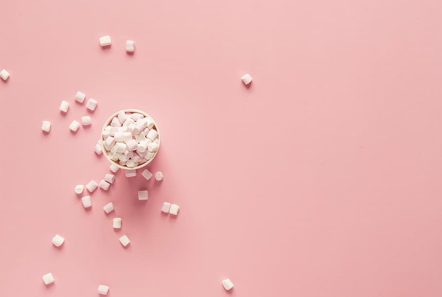 bunch of marshmallows on pink surface, white cubes in cup, colored background HD wallpaper