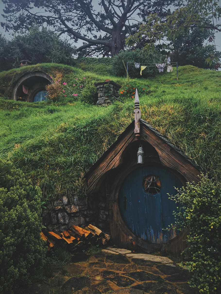 The Hobbit house, brown wooden house under ground, hobbiton, hobbit hole, HD wallpaper