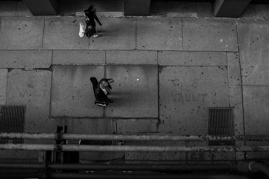 silhouette of two person on street on top view, black And White HD wallpaper