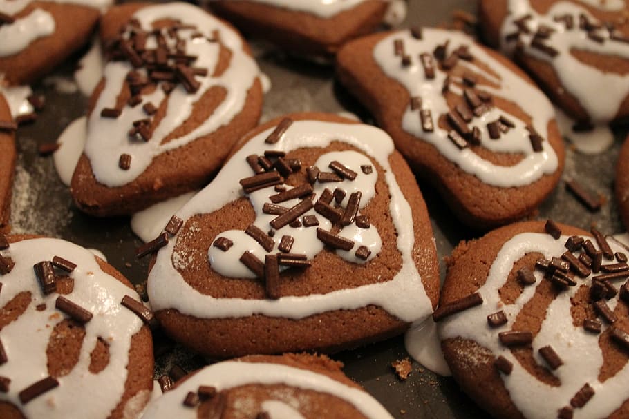 brown cookies with chocolate sprinkles, gingerbread, holidays HD wallpaper