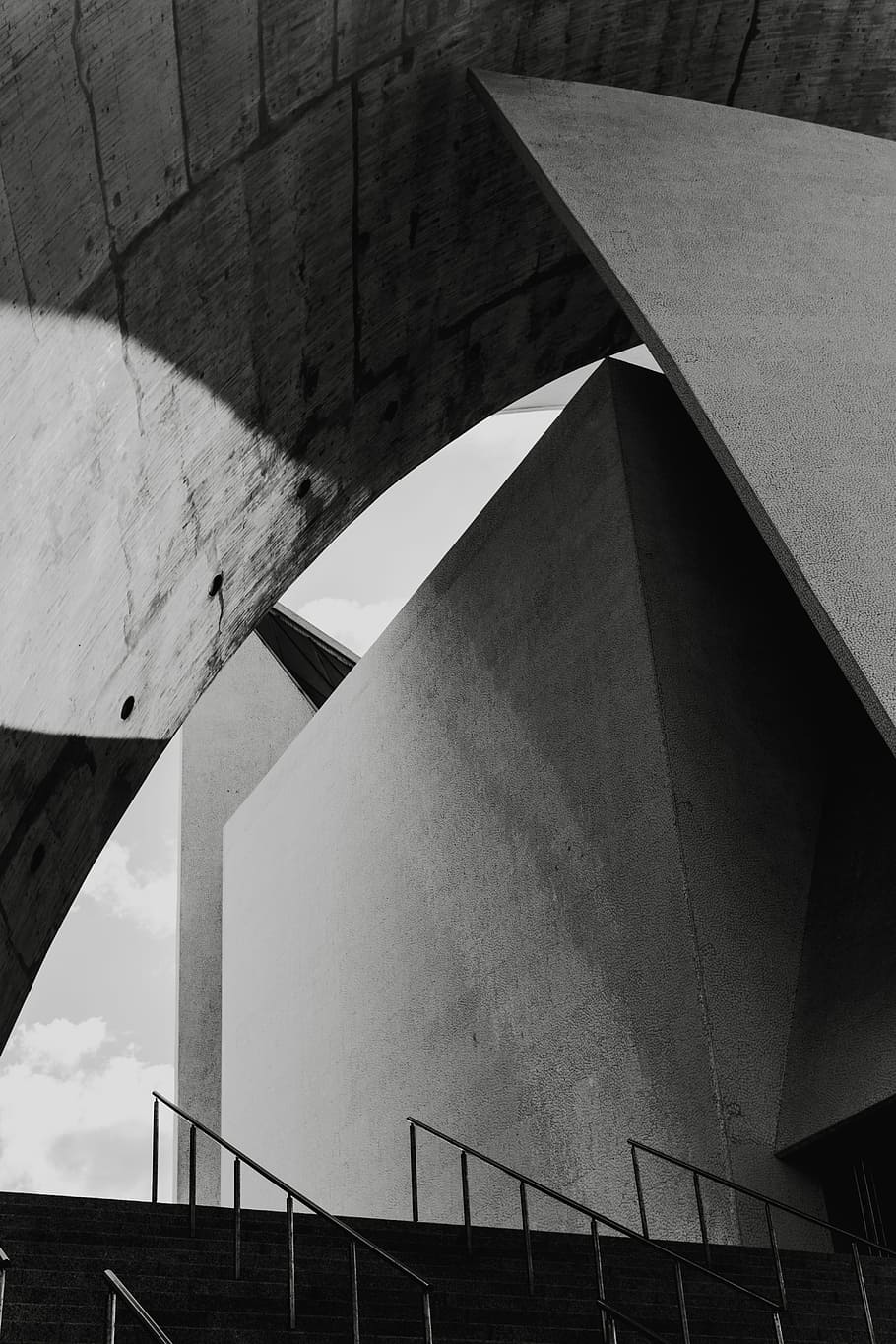 grayscale photography of architectural design, gray concrete wall near stairs HD wallpaper