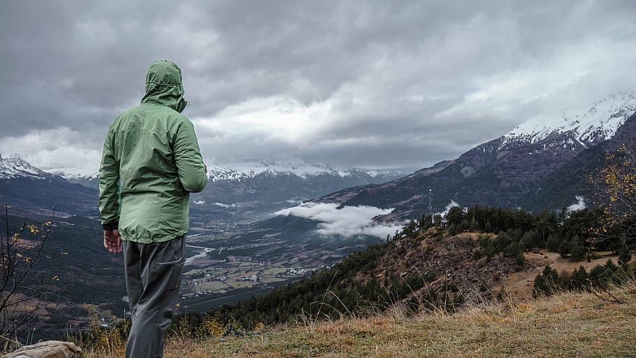 man standing near cliff at daytime, person, green, hoodie, gray HD wallpaper