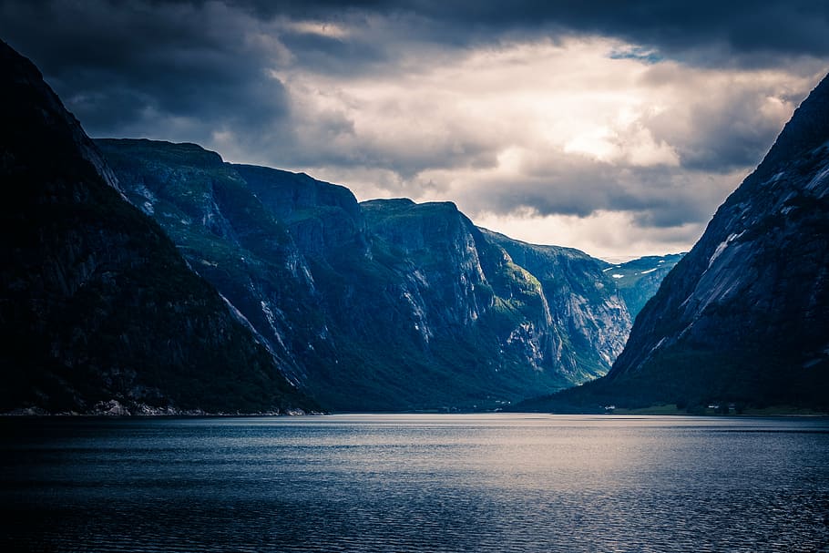 calm waters, cliffs, clouds, daylight, fjord, frosty, hike HD wallpaper