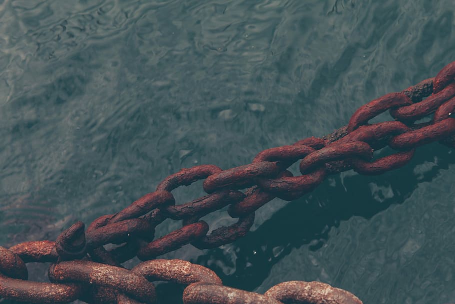 rusty chain on water, brown chains on body of water, links, red HD wallpaper