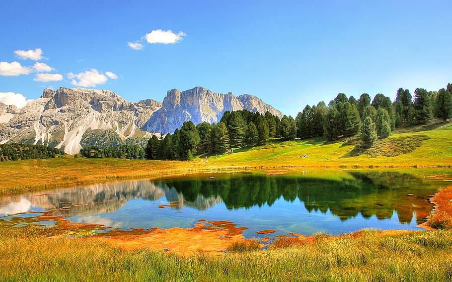 landscape photography of lake surrounded by mountains and plants, HD wallpaper